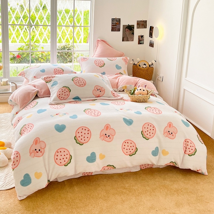 91家纺网 家纺一手货源 找家纺 呗旺鹿 2022印花小清新加厚保暖牛奶绒四件套直播 草莓兔兔