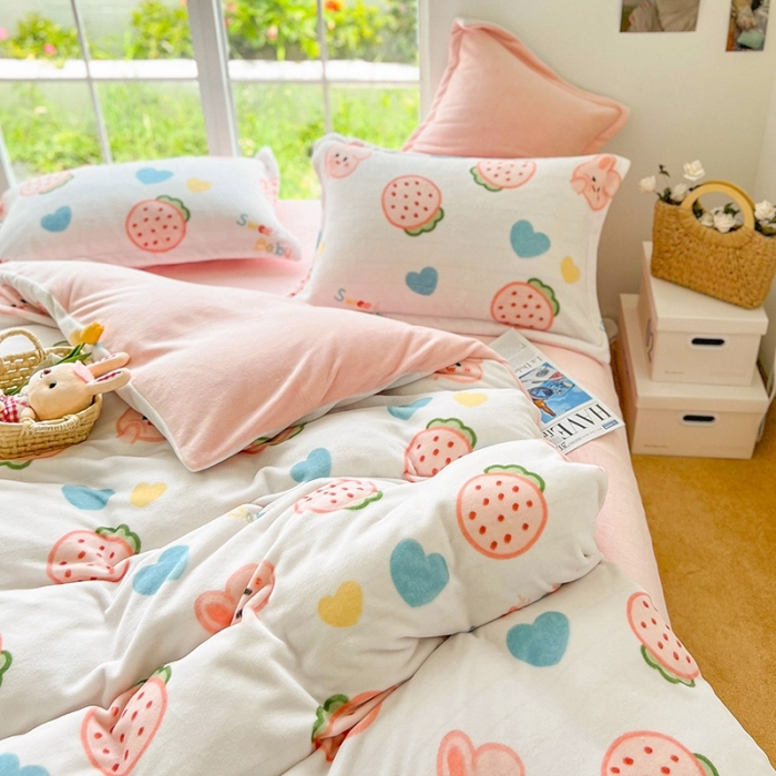 91家纺网 家纺一手货源 找家纺 呗旺鹿 2022印花小清新加厚保暖牛奶绒四件套直播 草莓兔兔