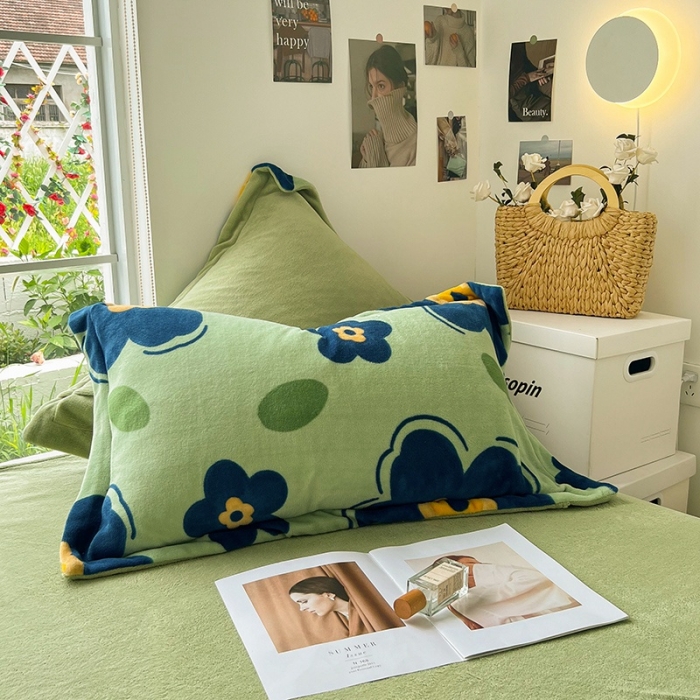 91家纺网 家纺一手货源 找家纺 呗旺鹿 2022高克重印花小清新加厚保暖牛奶绒四件套直播夏沫