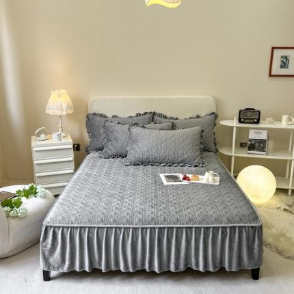 91家纺网 家纺一手货源 找家纺 （总）禧缘家纺（原梦想家）  2024新款纯色牛奶绒花边床裙式夹棉床笠