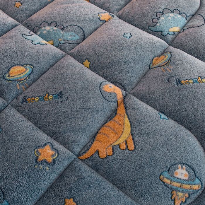 91家纺网 家纺一手货源 找家纺 畅销被业2025新款加厚保暖雪花绒冬被 蓝色恐龙