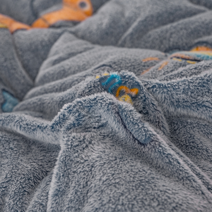 91家纺网 家纺一手货源 找家纺 畅销被业2025新款加厚保暖雪花绒冬被 蓝色恐龙