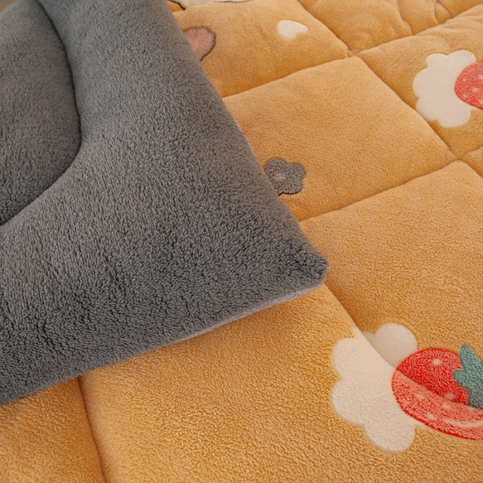 91家纺网 家纺一手货源 找家纺 畅销被业2025新款加厚保暖雪花绒冬被 软萌小熊-黄