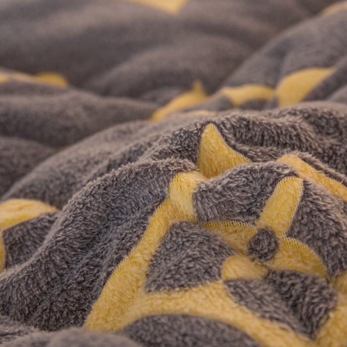 91家纺网 家纺一手货源 找家纺 畅销被业2025新款加厚保暖雪花绒冬被 四叶草