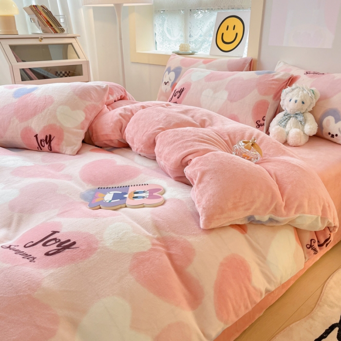 91家纺网 家纺一手货源 找家纺 金爱家 2023新款牛奶绒小清新四件套 爱心兔-粉