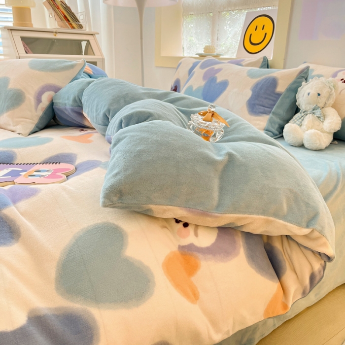 91家纺网 家纺一手货源 找家纺 金爱家 2023新款牛奶绒小清新四件套 爱心兔-兰