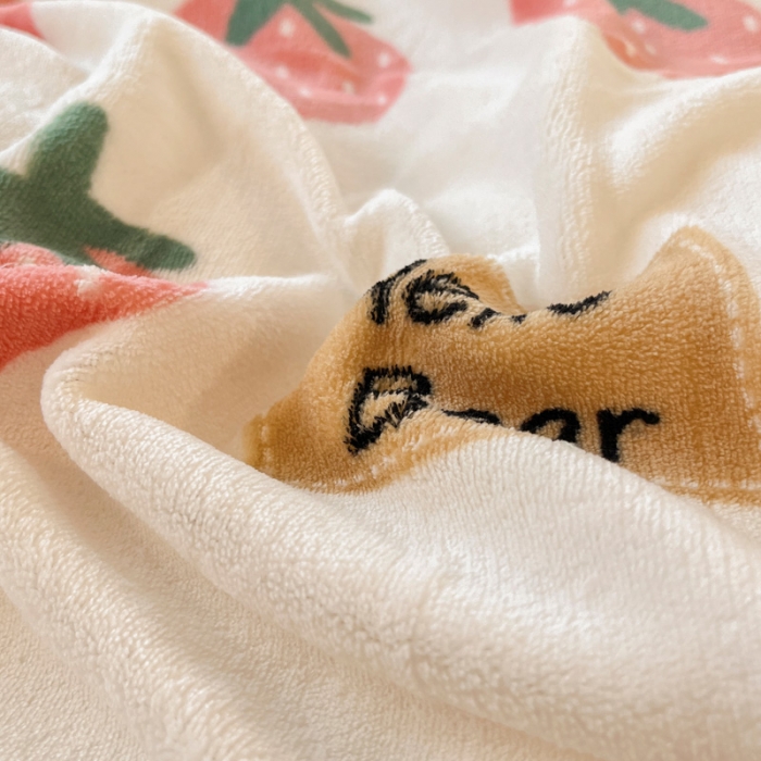 91家纺网 家纺一手货源 找家纺 金爱家 2023新款牛奶绒小清新四件套 草莓小熊