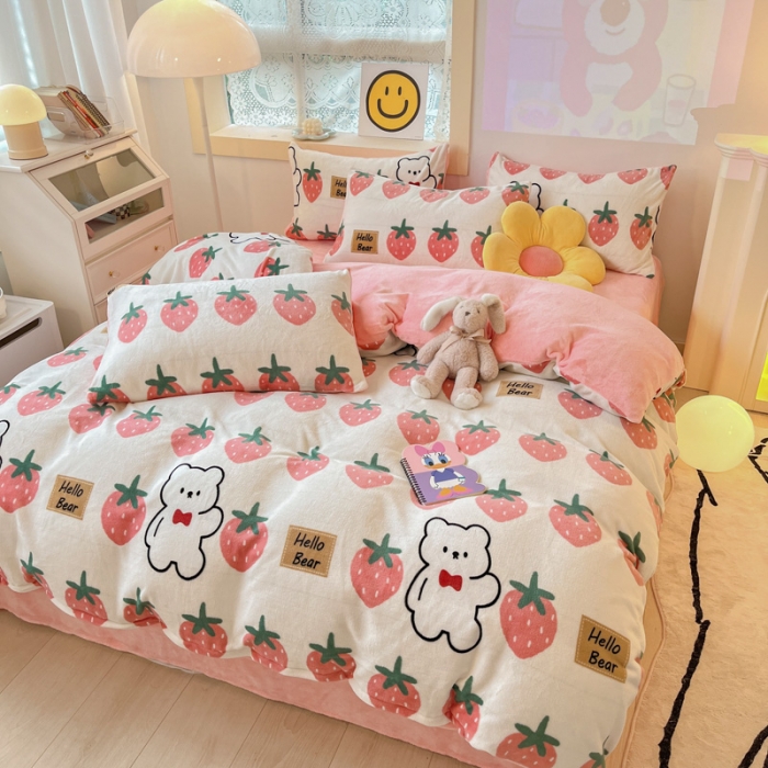 91家纺网 家纺一手货源 找家纺 金爱家 2023新款牛奶绒小清新四件套 草莓小熊