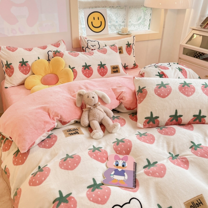 91家纺网 家纺一手货源 找家纺 金爱家 2023新款牛奶绒小清新四件套 草莓小熊