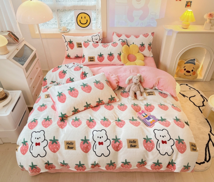 91家纺网 家纺一手货源 找家纺 金爱家 2023新款牛奶绒小清新四件套 草莓小熊