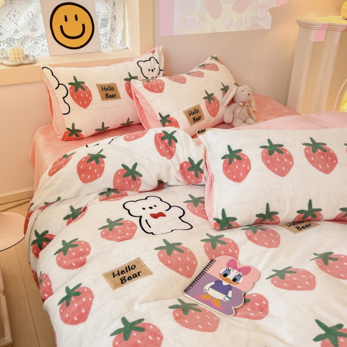 91家纺网 家纺一手货源 找家纺 金爱家 2023新款牛奶绒小清新四件套 草莓小熊