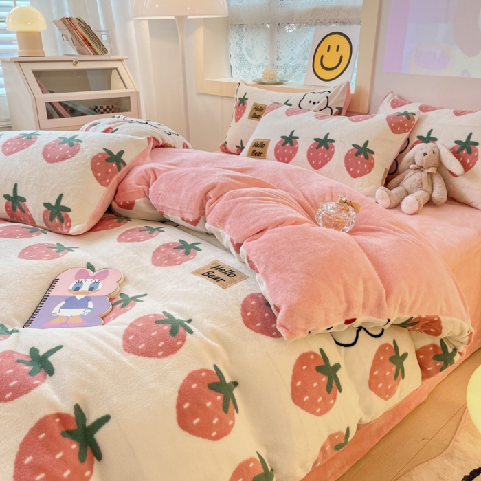 91家纺网 家纺一手货源 找家纺 金爱家 2023新款牛奶绒小清新四件套 草莓小熊