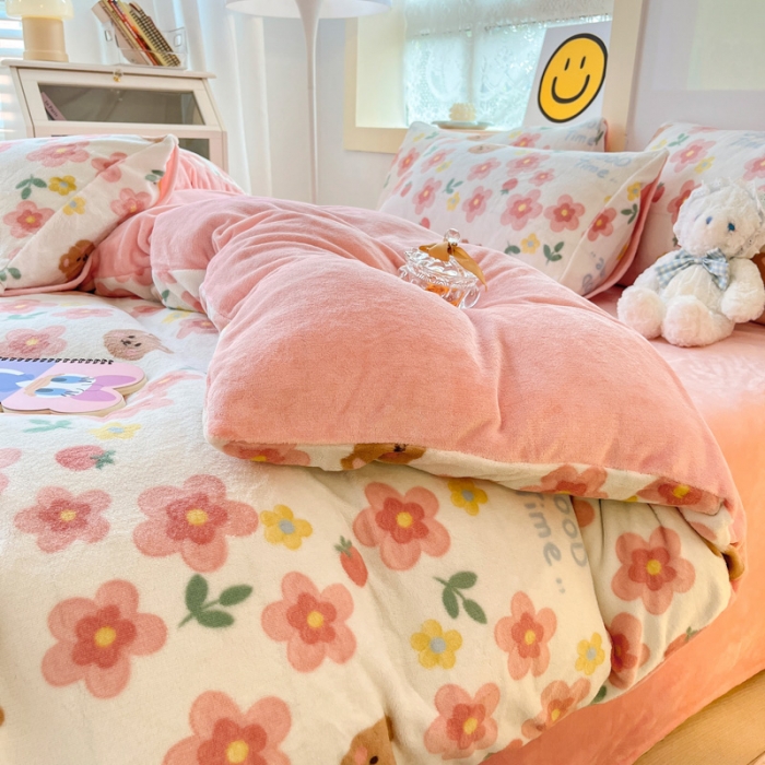 91家纺网 家纺一手货源 找家纺 金爱家 2023新款牛奶绒小清新四件套 樱花小熊-粉