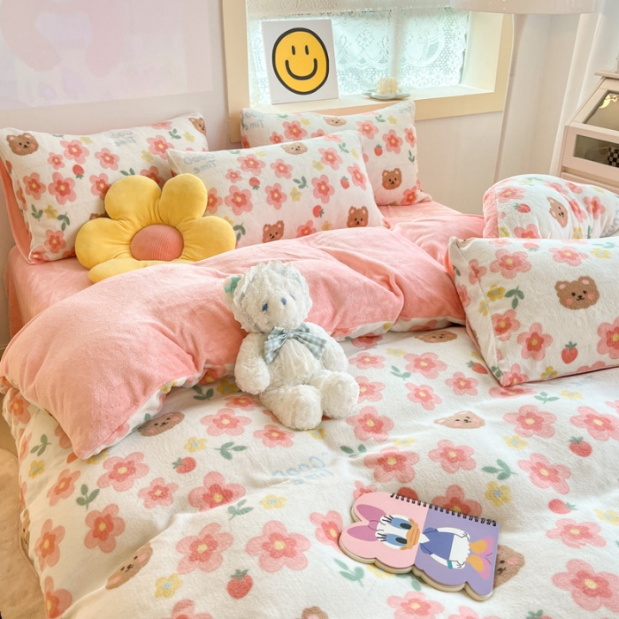 91家纺网 家纺一手货源 找家纺 金爱家 2023新款牛奶绒小清新四件套 樱花小熊-粉