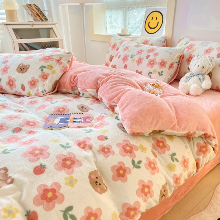 91家纺网 家纺一手货源 找家纺 金爱家 2023新款牛奶绒小清新四件套 樱花小熊-粉