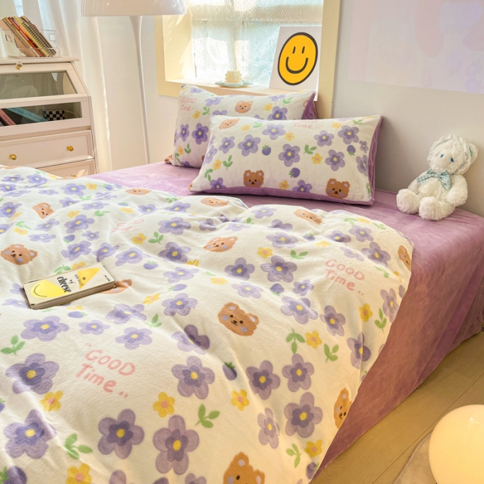 91家纺网 家纺一手货源 找家纺 金爱家 2023新款牛奶绒小清新四件套 樱花小熊-紫