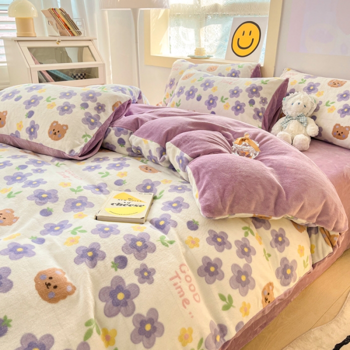 91家纺网 家纺一手货源 找家纺 金爱家 2023新款牛奶绒小清新四件套 樱花小熊-紫