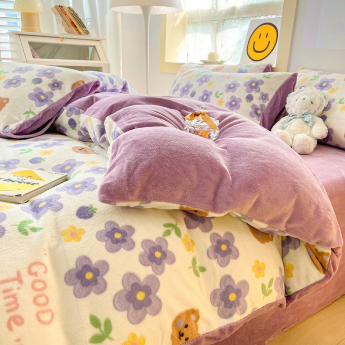 91家纺网 家纺一手货源 找家纺 金爱家 2023新款牛奶绒小清新四件套 樱花小熊-紫