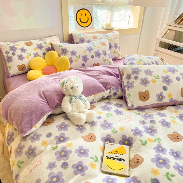 91家纺网 家纺一手货源 找家纺 金爱家 2023新款牛奶绒小清新四件套 樱花小熊-紫