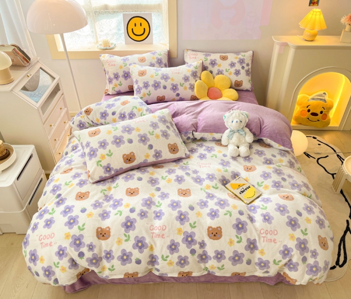 91家纺网 家纺一手货源 找家纺 金爱家 2023新款牛奶绒小清新四件套 樱花小熊-紫