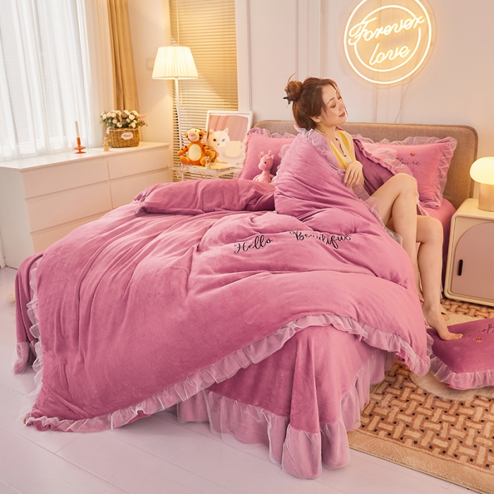 91家纺网 家纺一手货源 找家纺 找底底新款230g牛奶绒法莱绒刺绣蕾丝边床裙款四件套 豆沙色