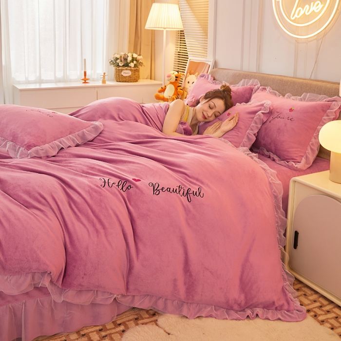 91家纺网 家纺一手货源 找家纺 找底底新款230g牛奶绒法莱绒刺绣蕾丝边床裙款四件套 豆沙色