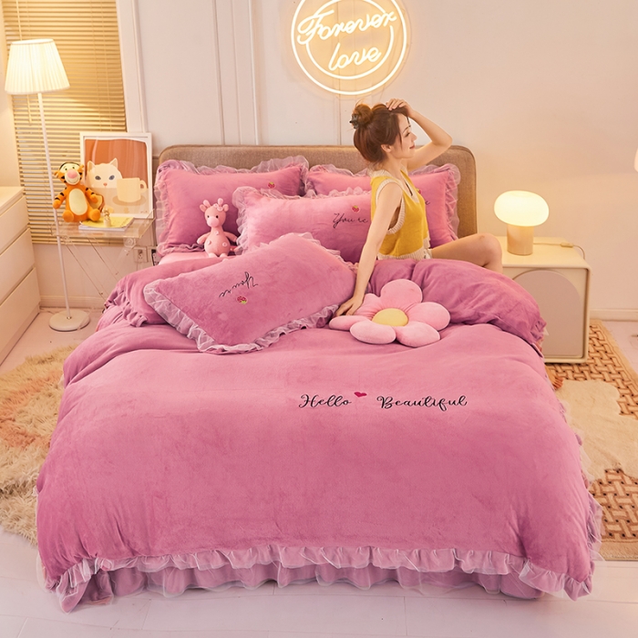 91家纺网 家纺一手货源 找家纺 找底底新款230g牛奶绒法莱绒刺绣蕾丝边床裙款四件套 豆沙色