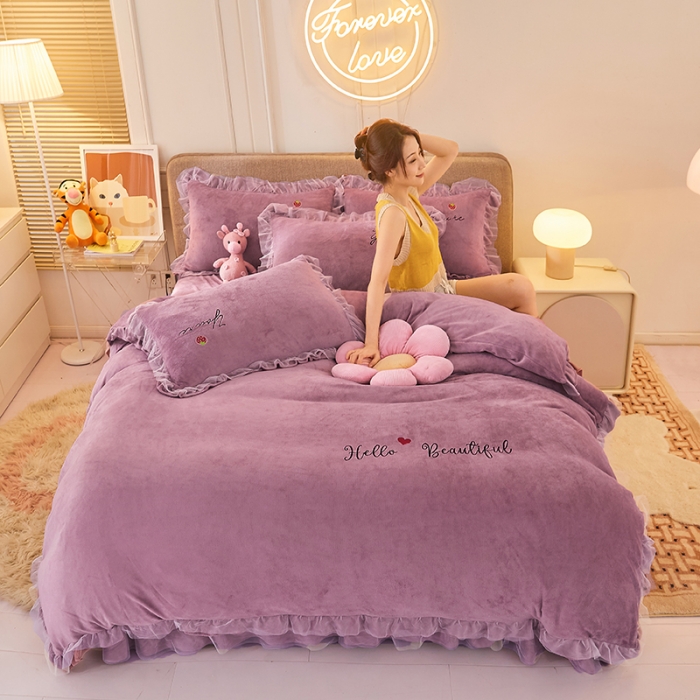 91家纺网 家纺一手货源 找家纺 找底底新款230g牛奶绒法莱绒刺绣蕾丝边床裙款四件套 雾紫