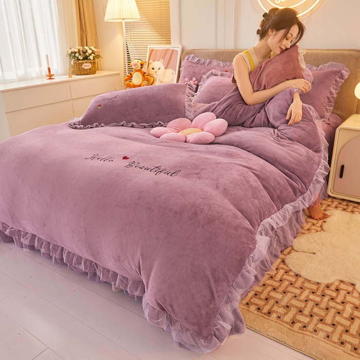 91家纺网 家纺一手货源 找家纺 找底底新款230g牛奶绒法莱绒刺绣蕾丝边床裙款四件套 雾紫