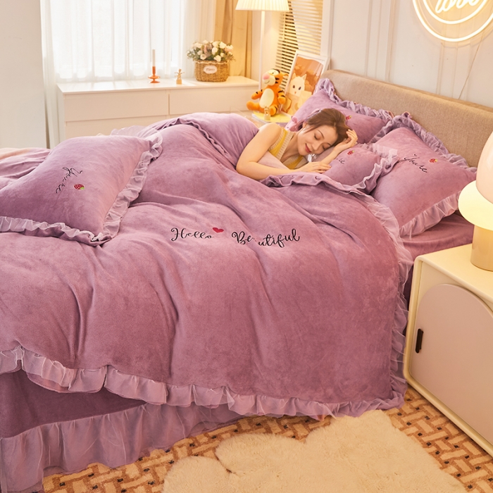 91家纺网 家纺一手货源 找家纺 找底底新款230g牛奶绒法莱绒刺绣蕾丝边床裙款四件套 雾紫