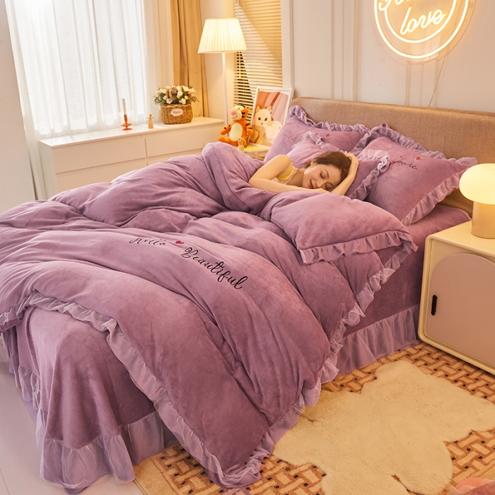 91家纺网 家纺一手货源 找家纺 找底底新款230g牛奶绒法莱绒刺绣蕾丝边床裙款四件套 雾紫