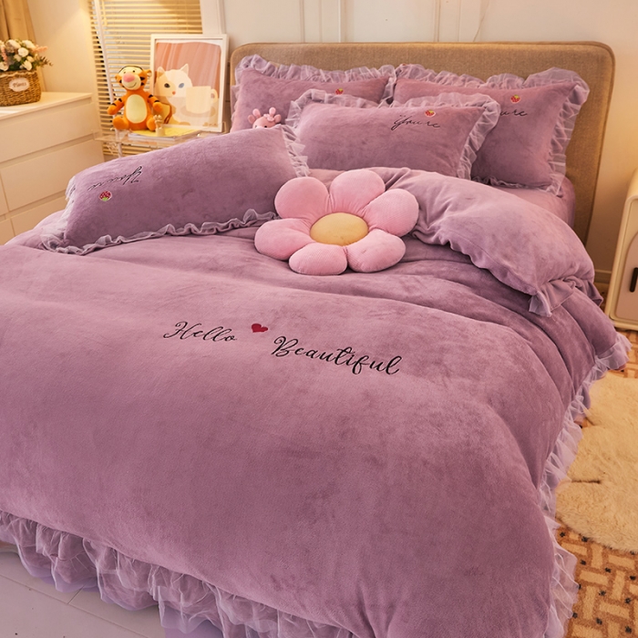 91家纺网 家纺一手货源 找家纺 找底底新款230g牛奶绒法莱绒刺绣蕾丝边床裙款四件套 雾紫