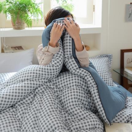 91家纺网 家纺一手货源 找家纺 （总）U被家纺 2022新款无印格四季被春秋冬被-模特图