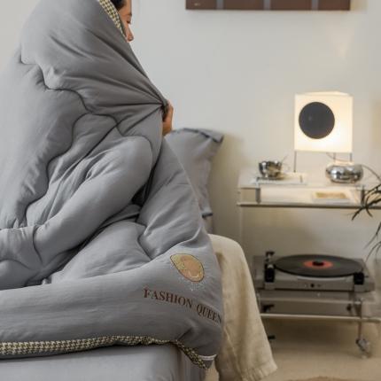 91家纺网 家纺一手货源 找家纺 (总) U被家纺 立体暖绒四季被春秋冬被-模特图