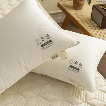 91家纺网 家纺一手货源 找家纺 总 织布人2022新款日式风全棉至简本色羽丝绒护颈低枕头枕芯
