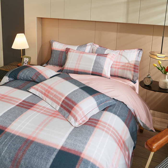 91家纺网 家纺一手货源 找家纺 雲归梦 2022年新款加厚全棉大版四件套第二批-格条卡通 莫妮卡-粉