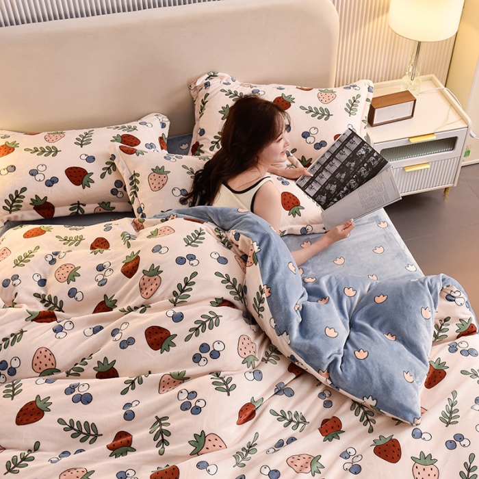 91家纺网 家纺一手货源 找家纺 同田 2023新款牛奶金貂绒四件套印花保暖法莱水晶绒 草莓树