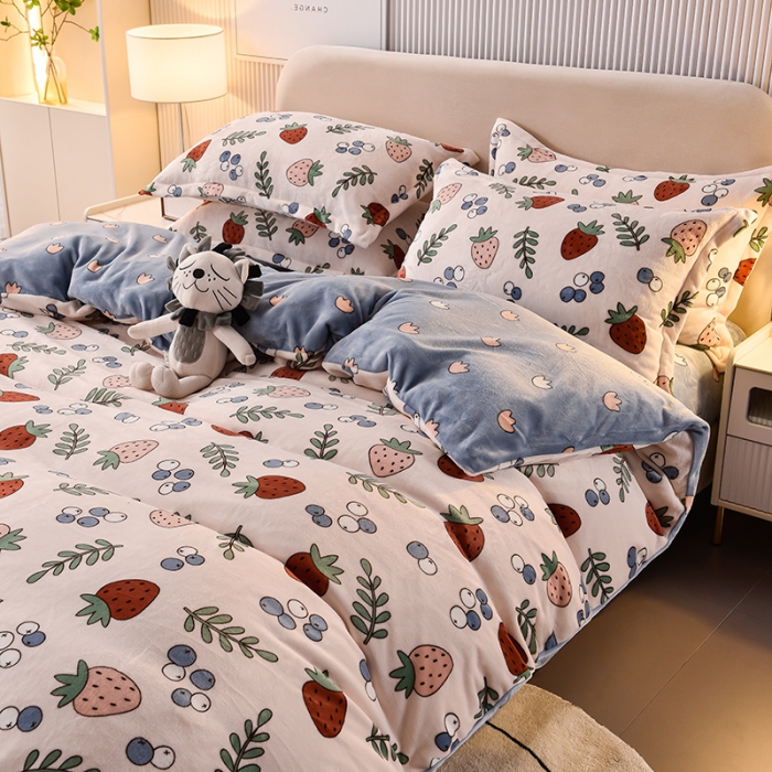 91家纺网 家纺一手货源 找家纺 同田 2023新款牛奶金貂绒四件套印花保暖法莱水晶绒 草莓树