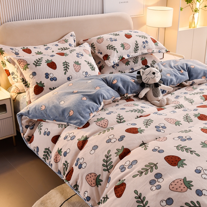 91家纺网 家纺一手货源 找家纺 同田 2023新款牛奶金貂绒四件套印花保暖法莱水晶绒 草莓树