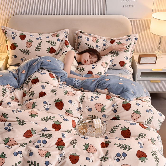 91家纺网 家纺一手货源 找家纺 同田 2023新款牛奶金貂绒四件套印花保暖法莱水晶绒 草莓树