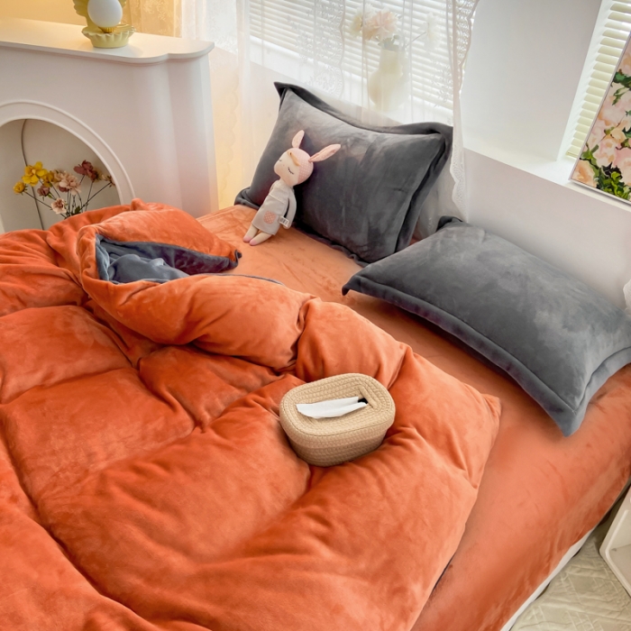 91家纺网 家纺一手货源 找家纺 人人爱 2025新款牛奶绒兔兔绒纯色双拼四件套 橙+深灰