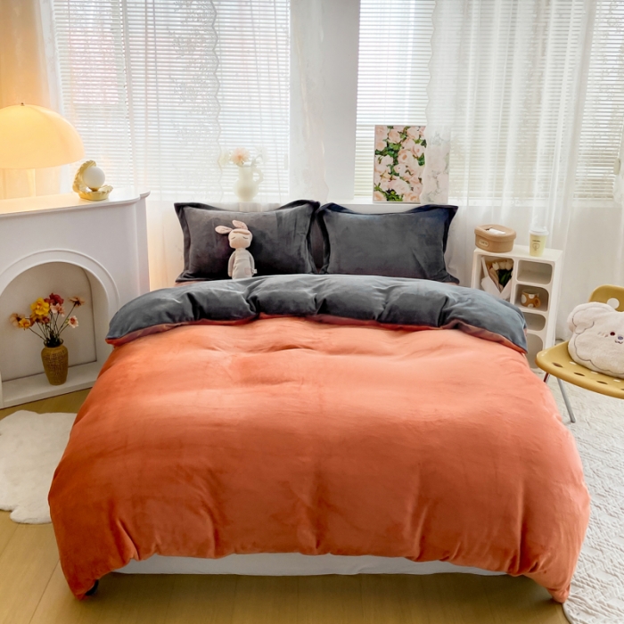 91家纺网 家纺一手货源 找家纺 人人爱 2025新款牛奶绒兔兔绒纯色双拼四件套 橙+深灰