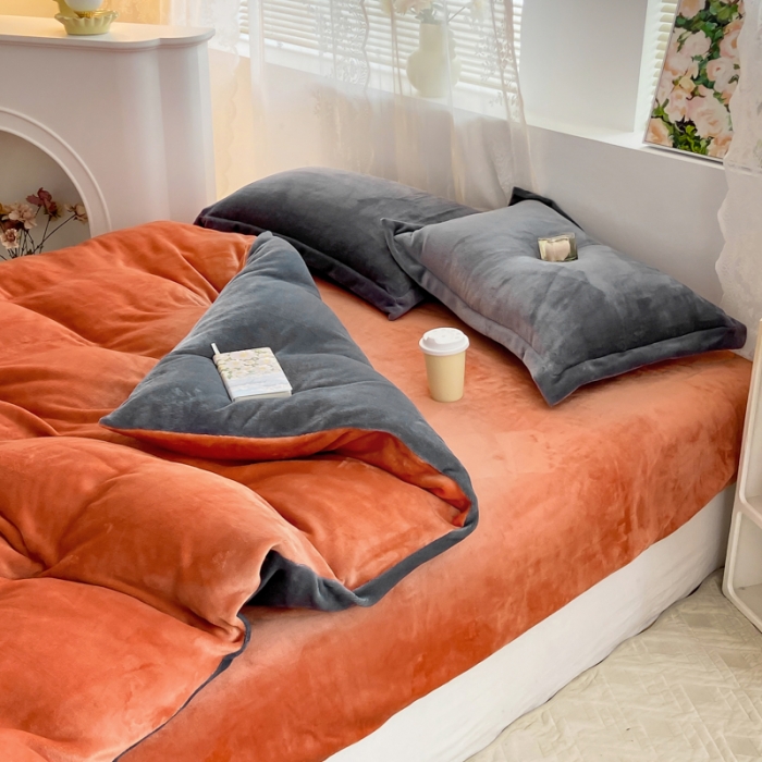 91家纺网 家纺一手货源 找家纺 人人爱 2025新款牛奶绒兔兔绒纯色双拼四件套 橙+深灰