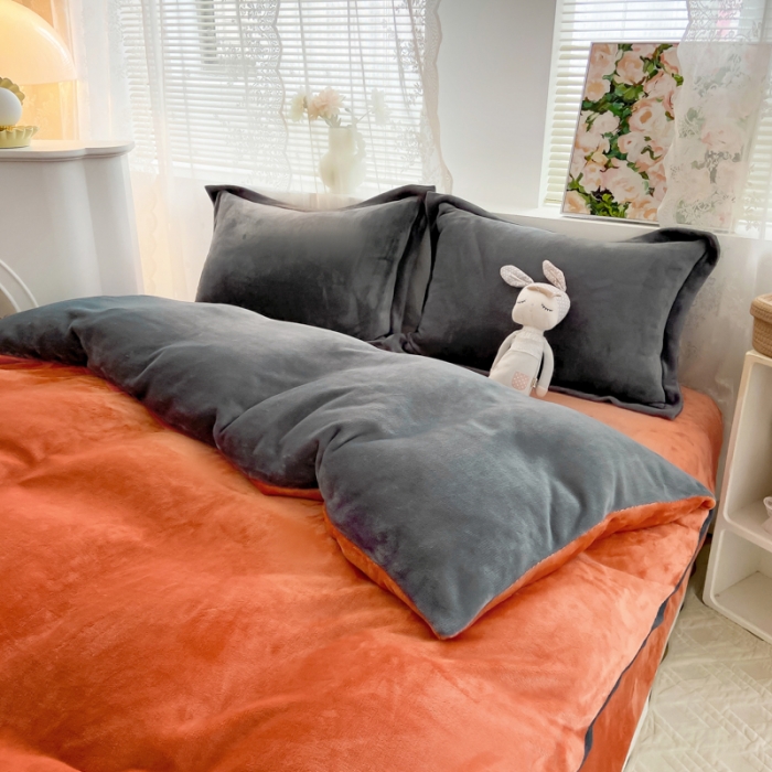 91家纺网 家纺一手货源 找家纺 人人爱 2025新款牛奶绒兔兔绒纯色双拼四件套 橙+深灰