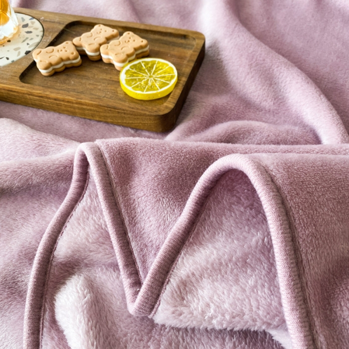 91家纺网 家纺一手货源 找家纺 2025新款320g金貂绒亲肤盖毯加厚纯色珊瑚绒素色法兰绒毯子外贸高端款豆沙