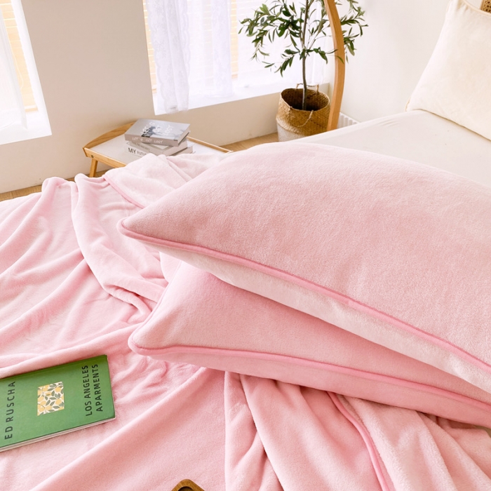 91家纺网 家纺一手货源 找家纺 2025新款320g金貂绒亲肤盖毯加厚纯色珊瑚绒素色法兰绒毯子外贸高端款粉色