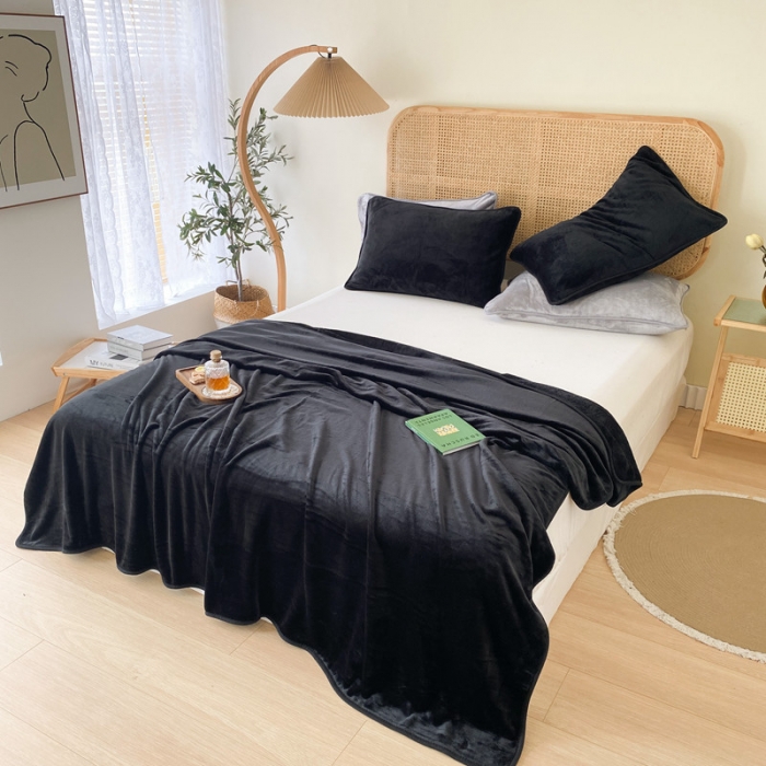 91家纺网 家纺一手货源 找家纺 2025新款320g金貂绒亲肤盖毯加厚纯色珊瑚绒素色法兰绒毯子外贸高端款黑色