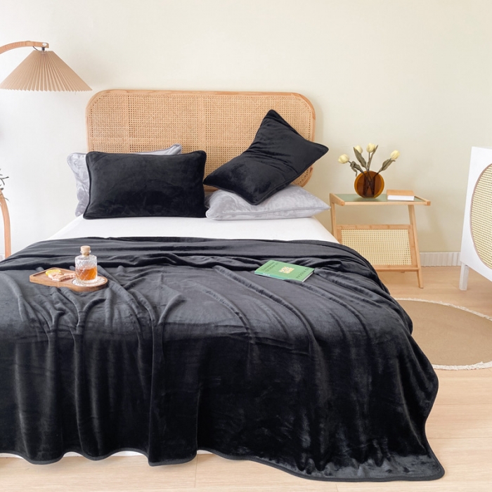 91家纺网 家纺一手货源 找家纺 2025新款320g金貂绒亲肤盖毯加厚纯色珊瑚绒素色法兰绒毯子外贸高端款黑色