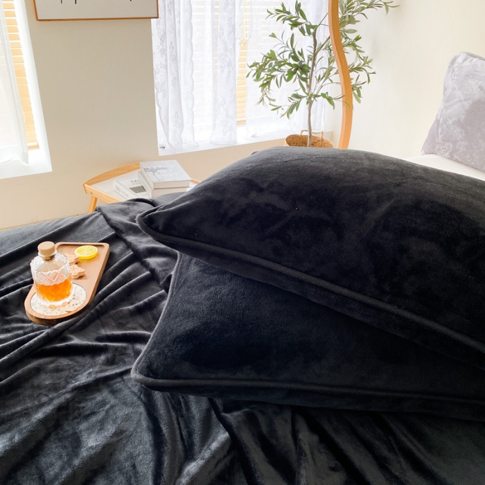 91家纺网 家纺一手货源 找家纺 2025新款320g金貂绒亲肤盖毯加厚纯色珊瑚绒素色法兰绒毯子外贸高端款黑色