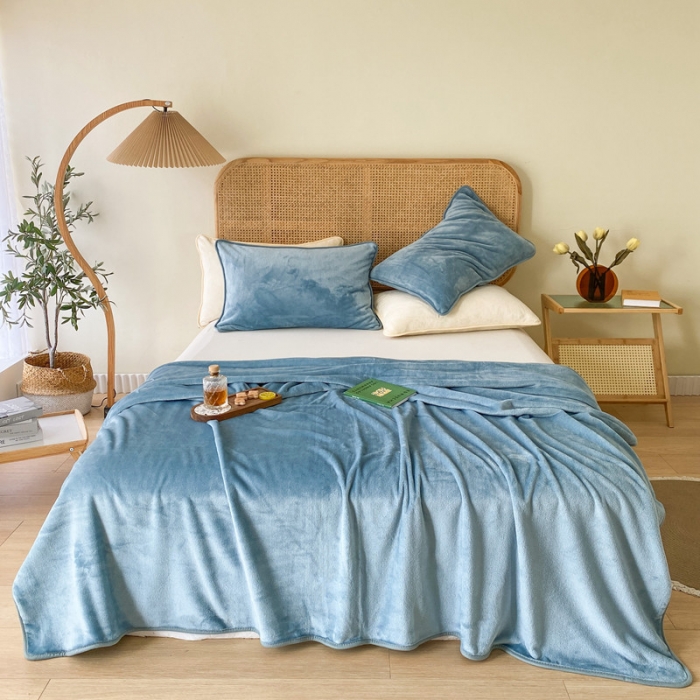 91家纺网 家纺一手货源 找家纺 2025新款320g金貂绒亲肤盖毯加厚纯色珊瑚绒素色法兰绒毯子外贸高端款灰蓝